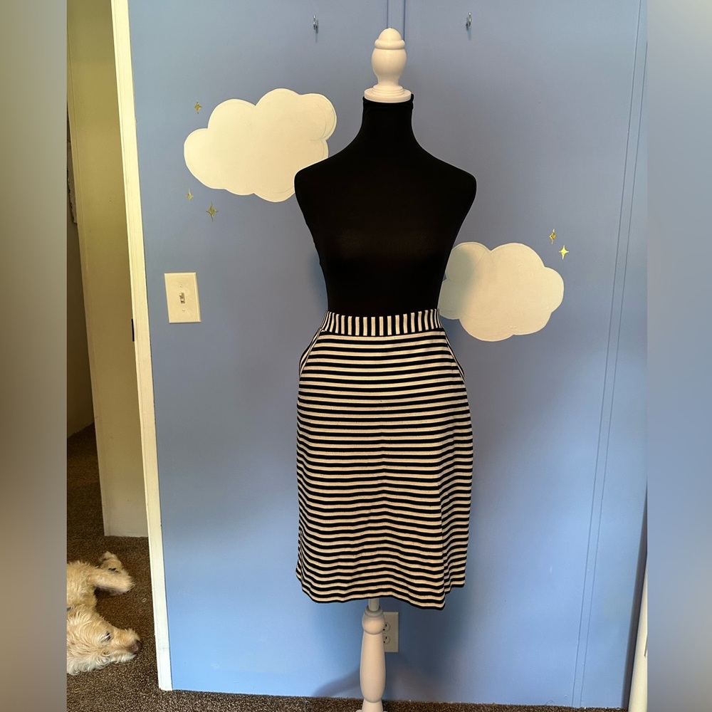Black and white stretchy pencil skirt